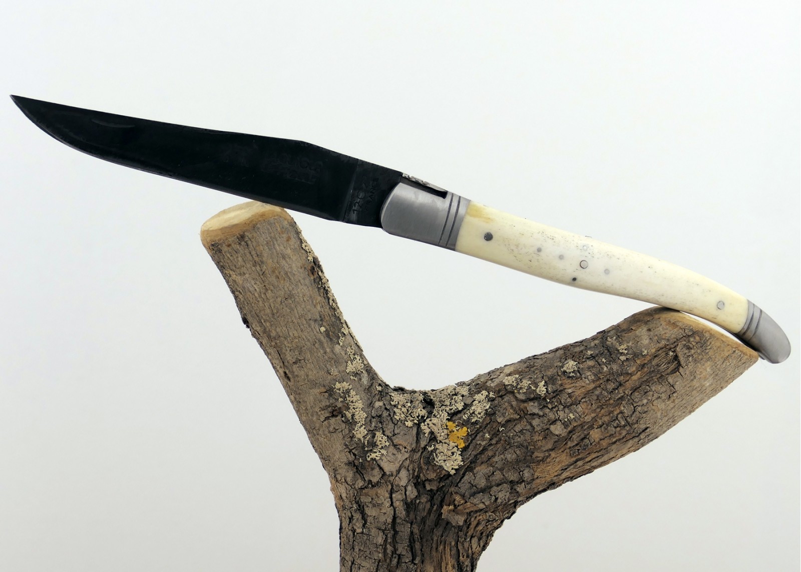Couteau Laguiole avec un manche en Os et lame brute