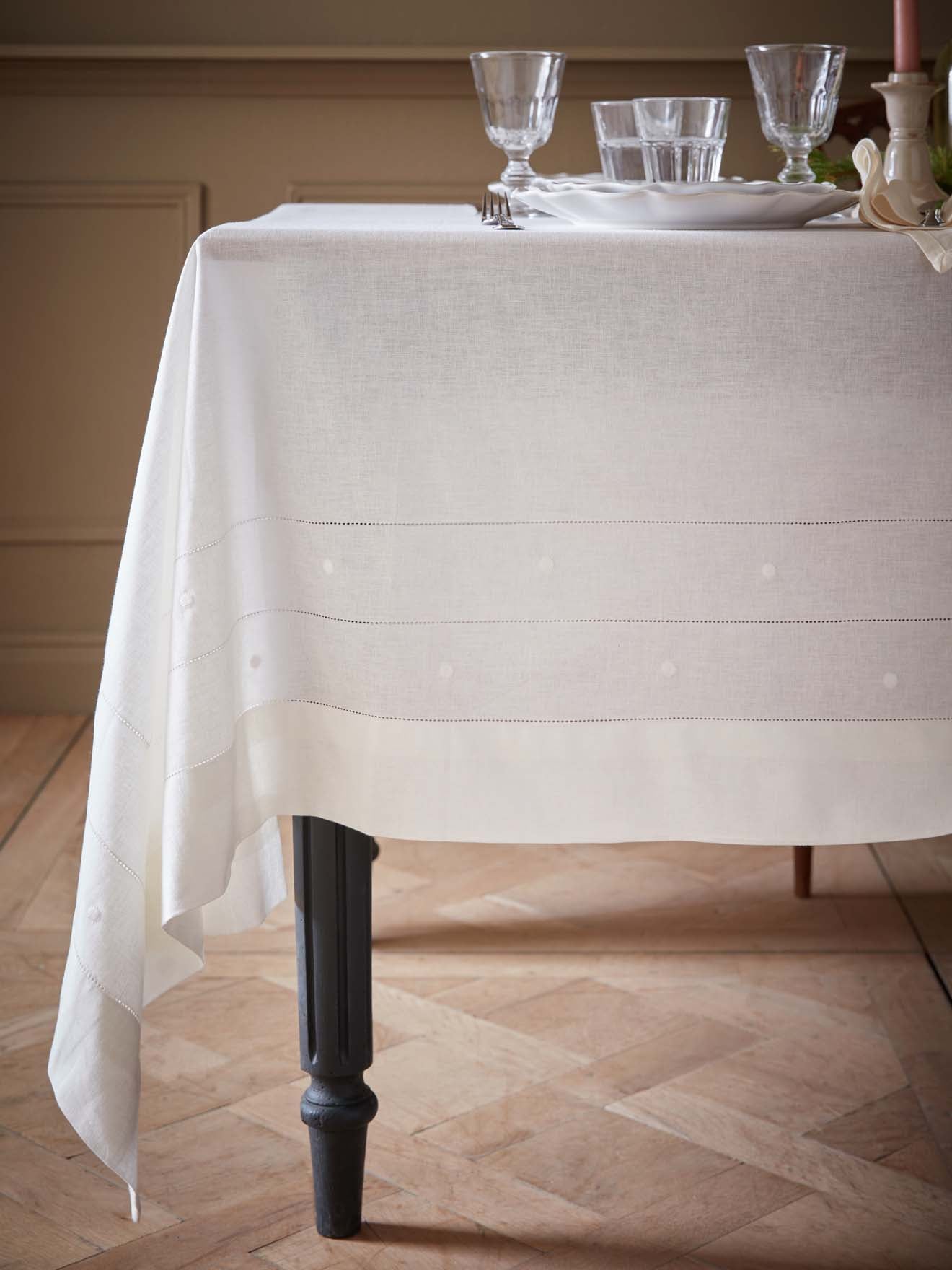 Nappe coton/lin à pois brodés