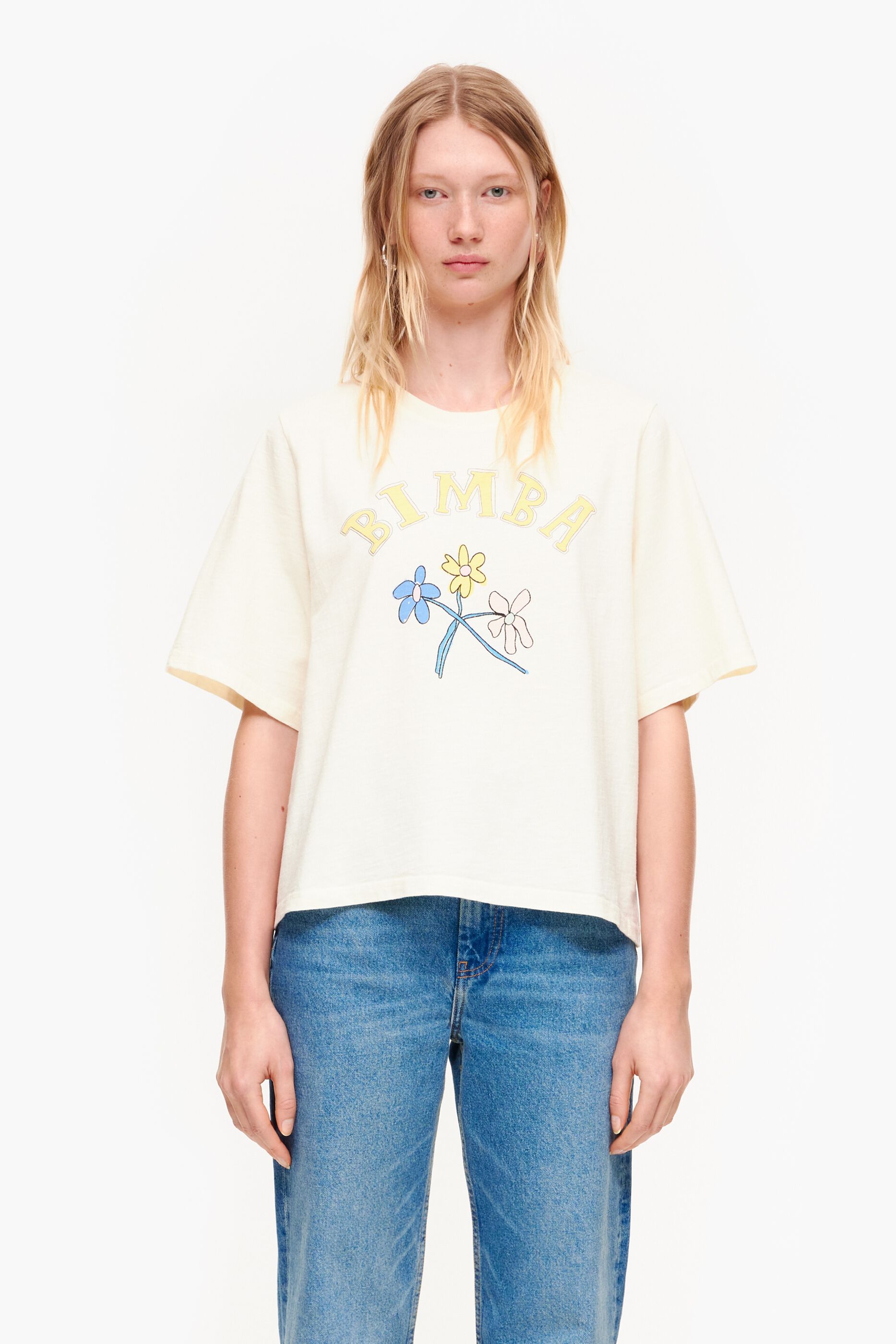 Camiseta de algodão com o logo da Bimba, estampa floral baunilha.