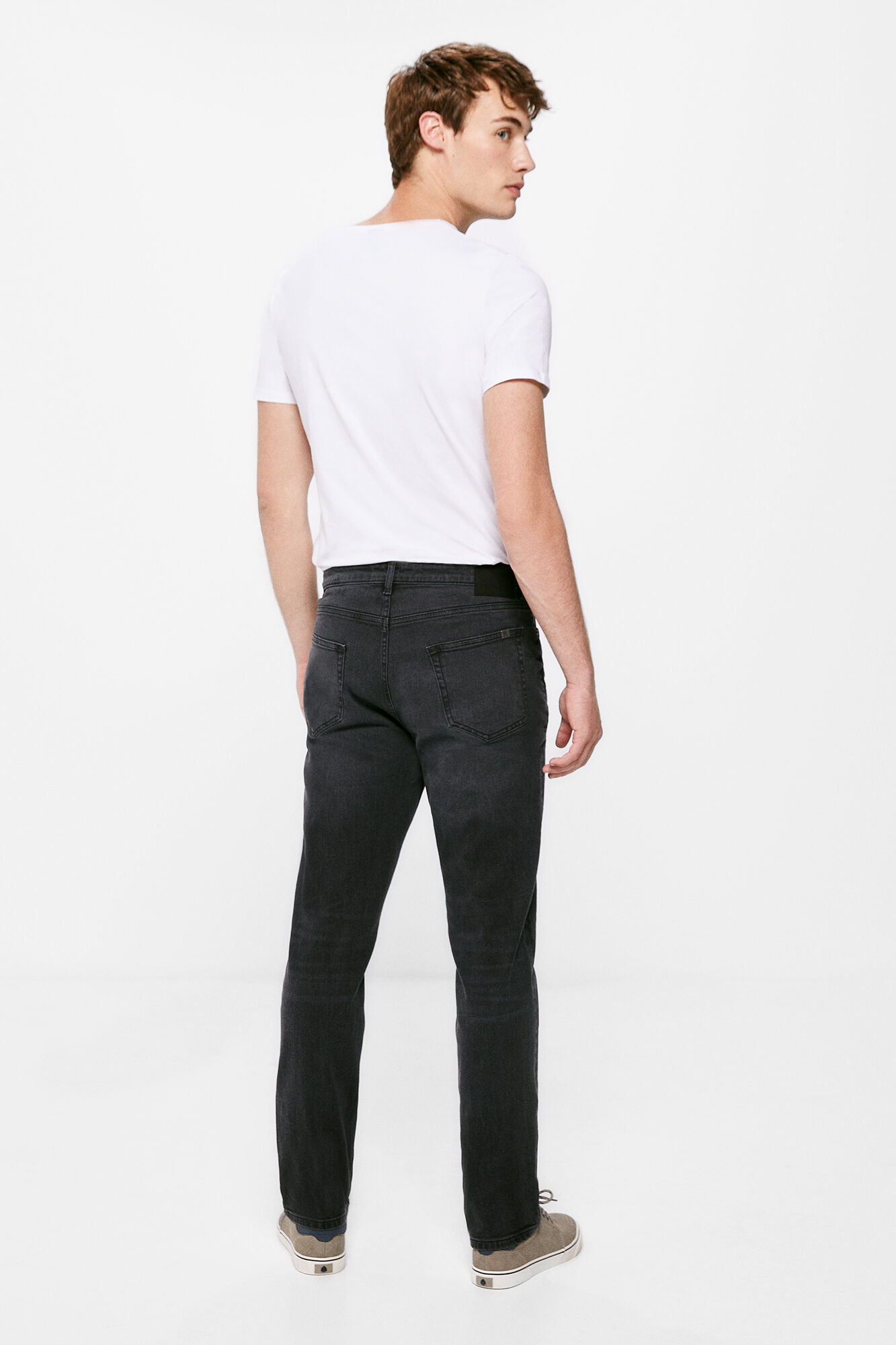 calça jeans slim preta, leve e com lavagem suave.