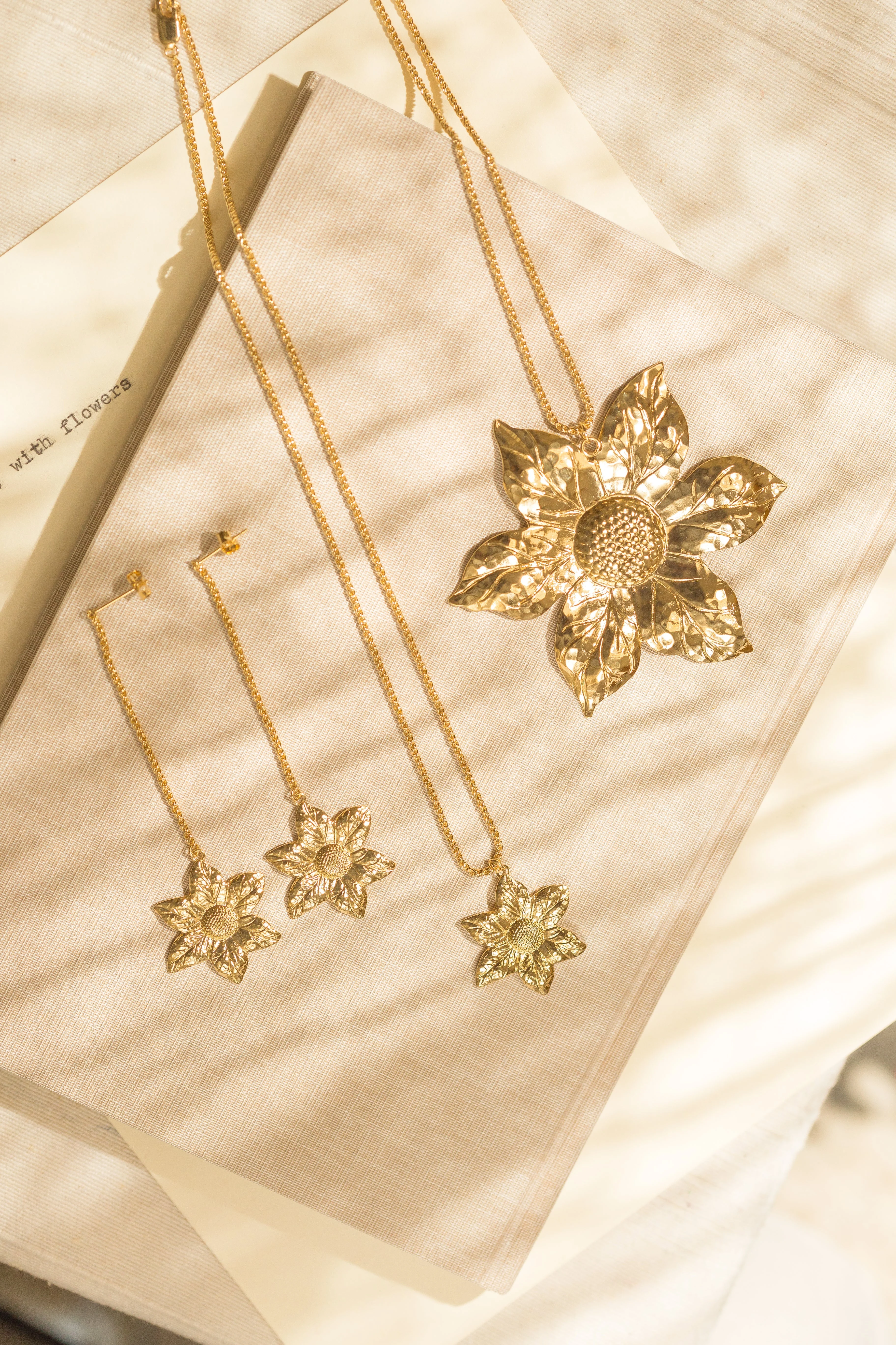 HESPÉRIS - Boucles d'oreilles pendantes fleurs plaqué argent | Doré