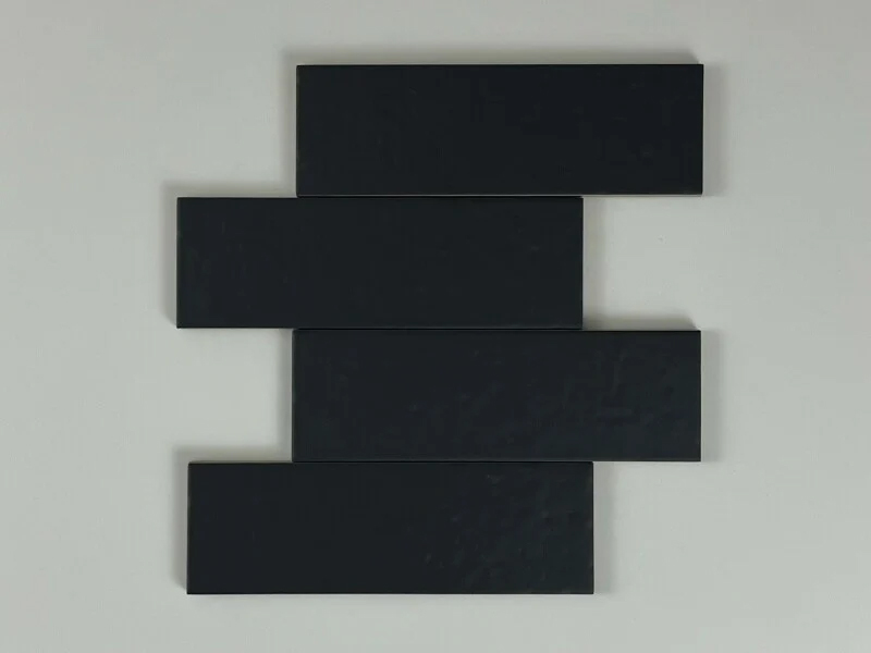 Tegelsample: Jabo Kalma wandtegel 19x6cm antraciet mat