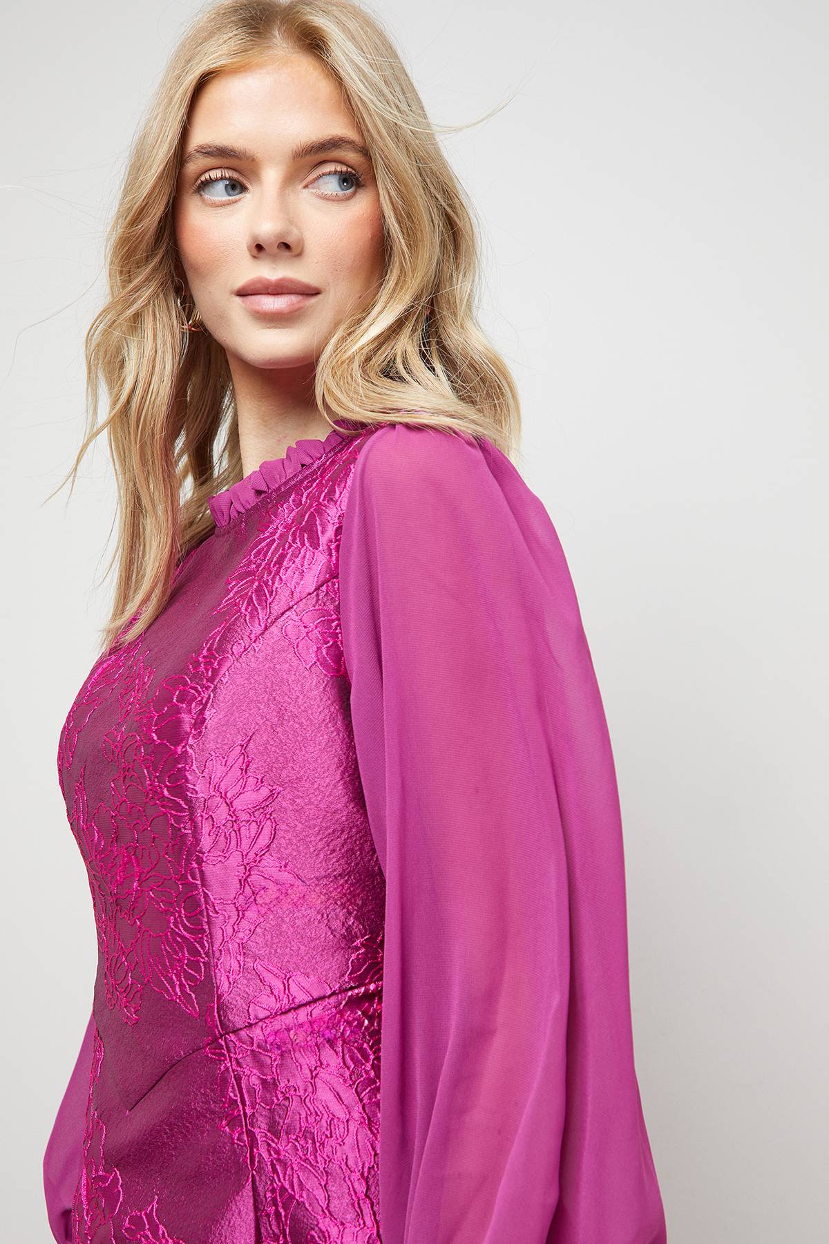 Oasis Robe Mini Ajustée et Évasée en Jacquard Structuré avec Manches en Mousseline