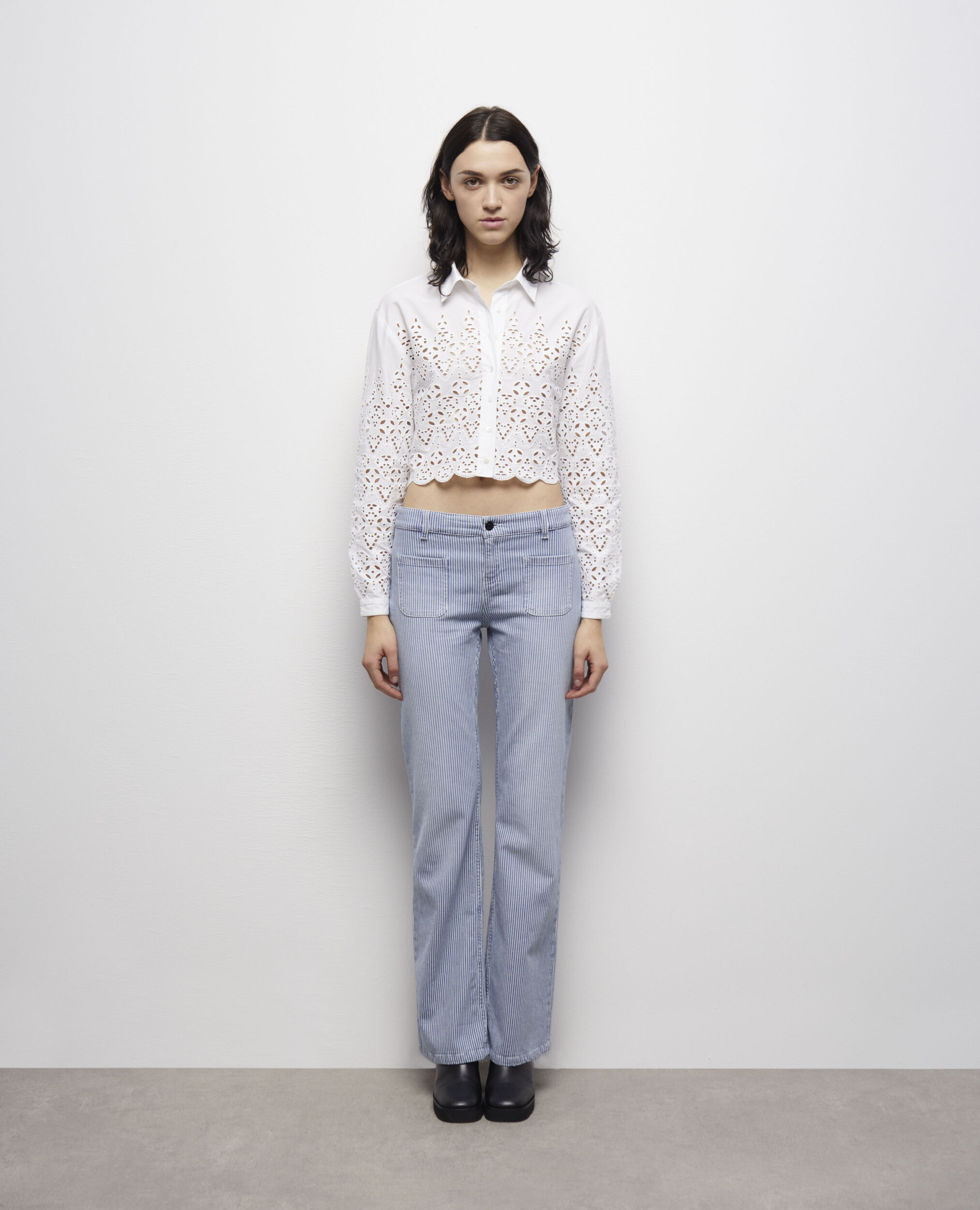 Chemise courte blanche avec broderie Anglaise
