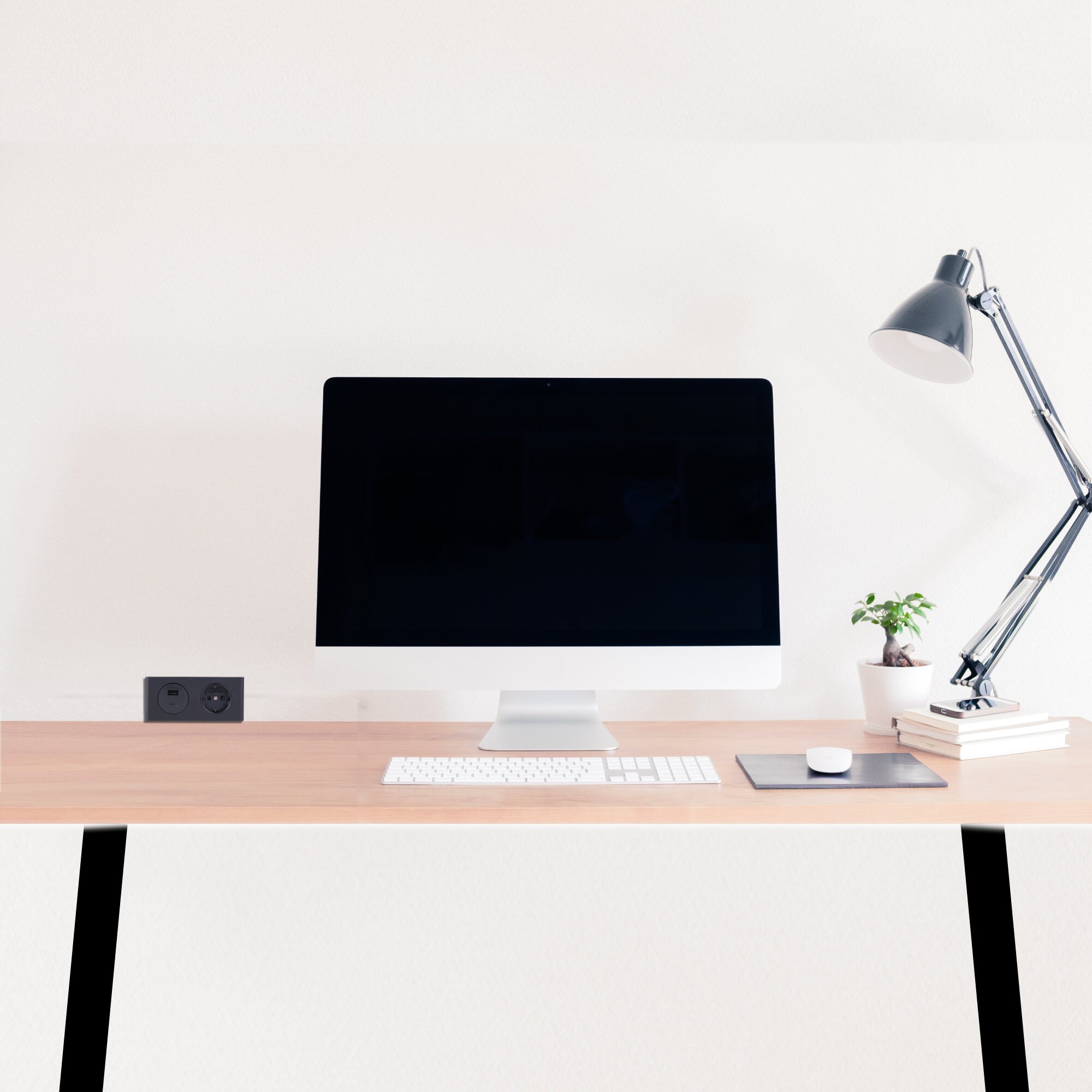 kalb | 2-fach Steckdosenleiste zur Montage, 1x 230V und 2x USB Steckdosen, 140x46x62.5 mm, Anschlusskabel mit Stecker, schwarz