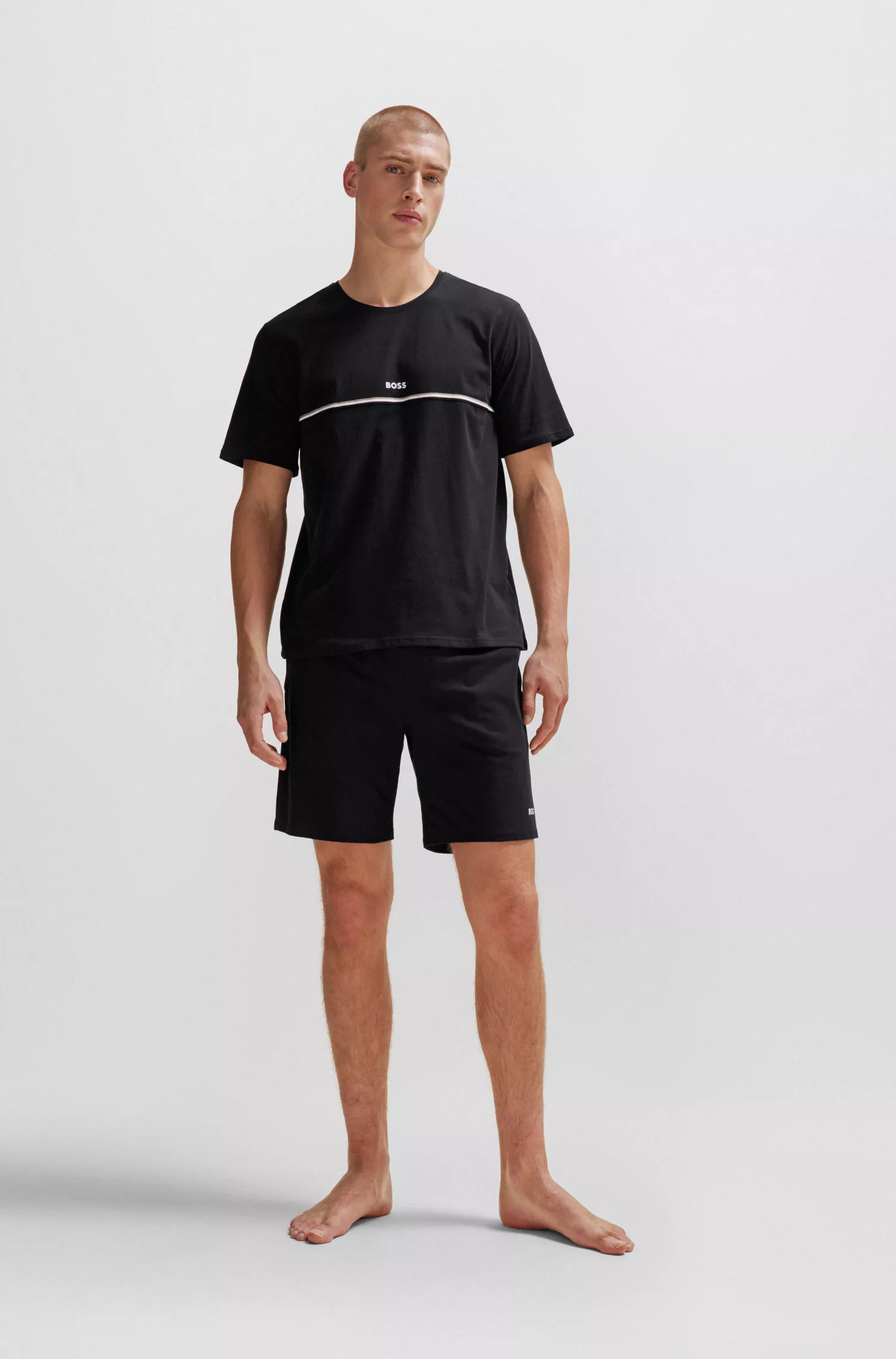 Camiseta de pijama BOSS preta em algodão stretch com listra e logotipo característicos.