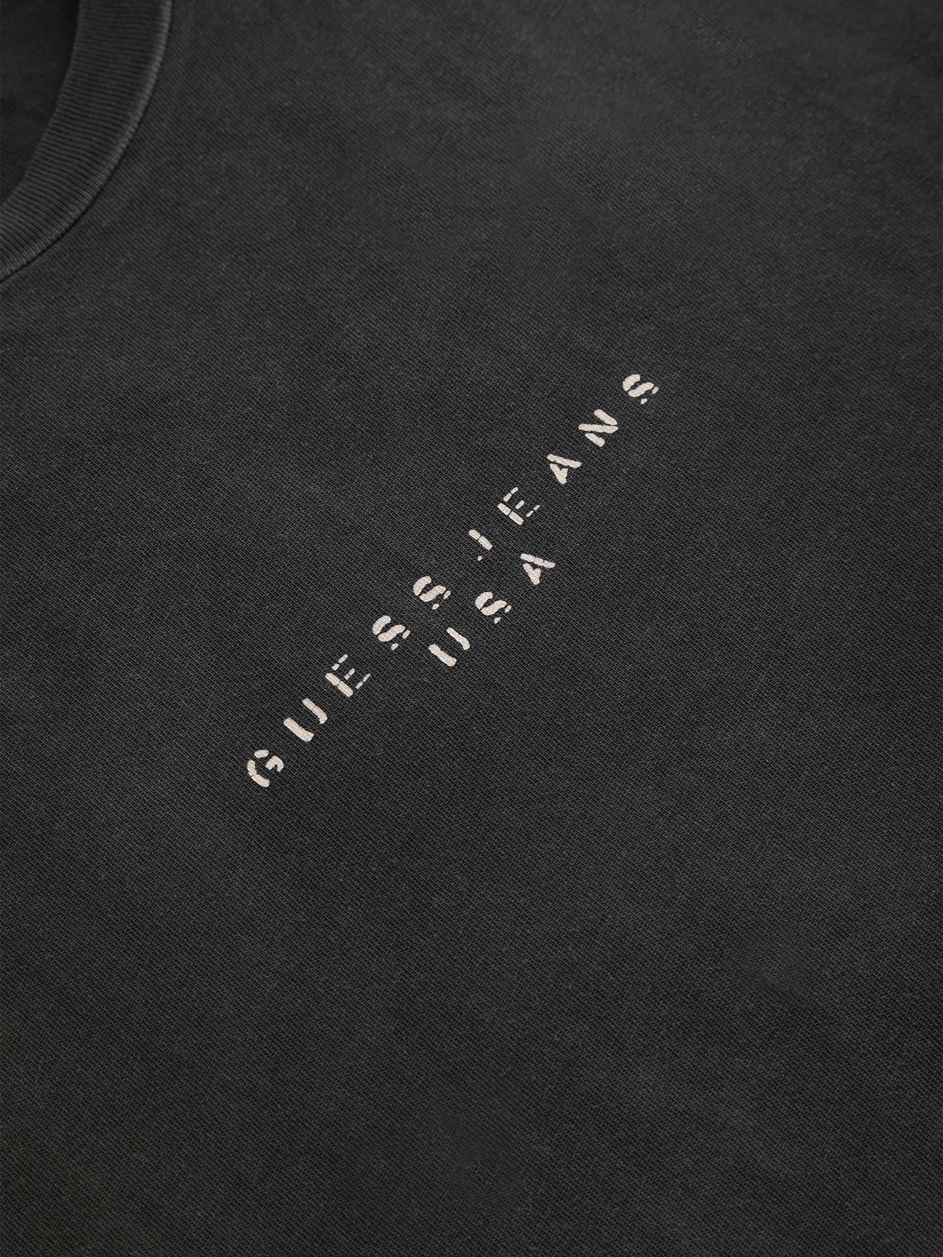 camiseta com logo desgastado