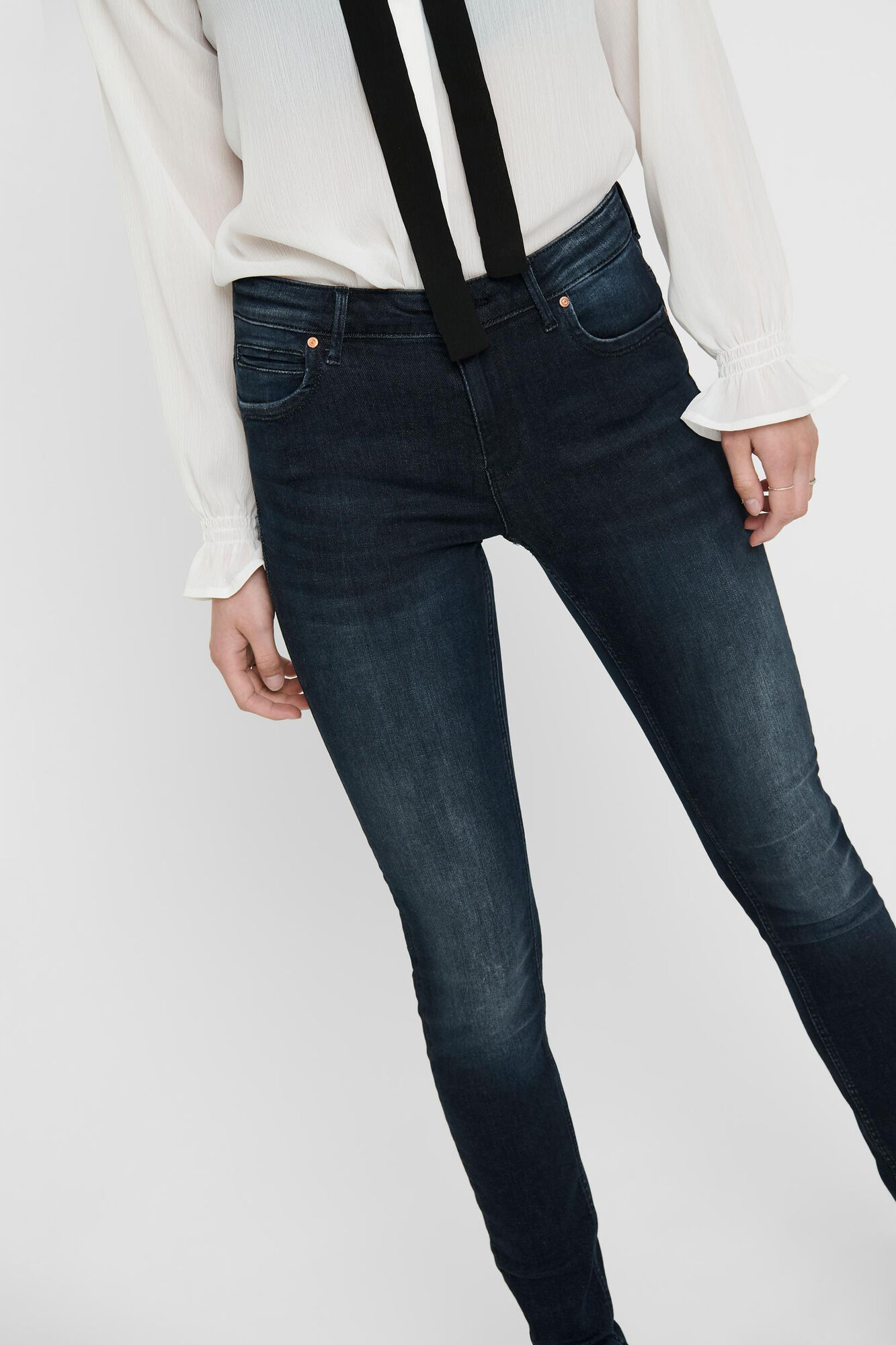 Calça jeans skinny de cintura média