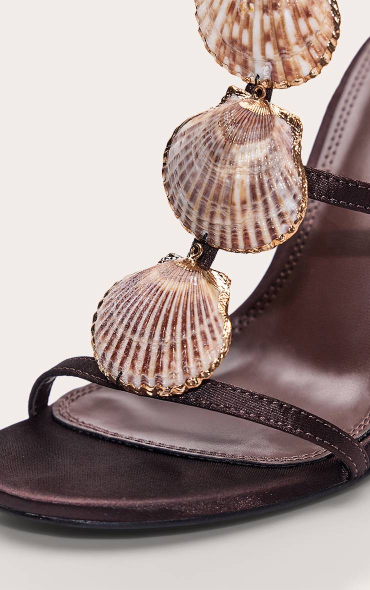 Chocolat Sandales À Talons Ajourées Avec Ornements Coquillage En Satin