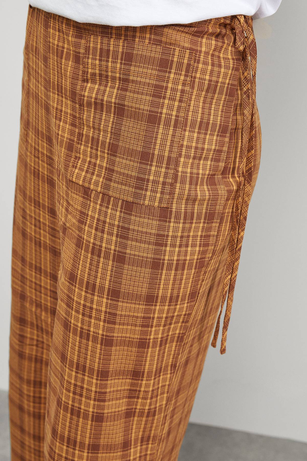Warehouse Pantalon Taille Moyenne à Carreaux Moutarde avec Liens Latéraux et Poches