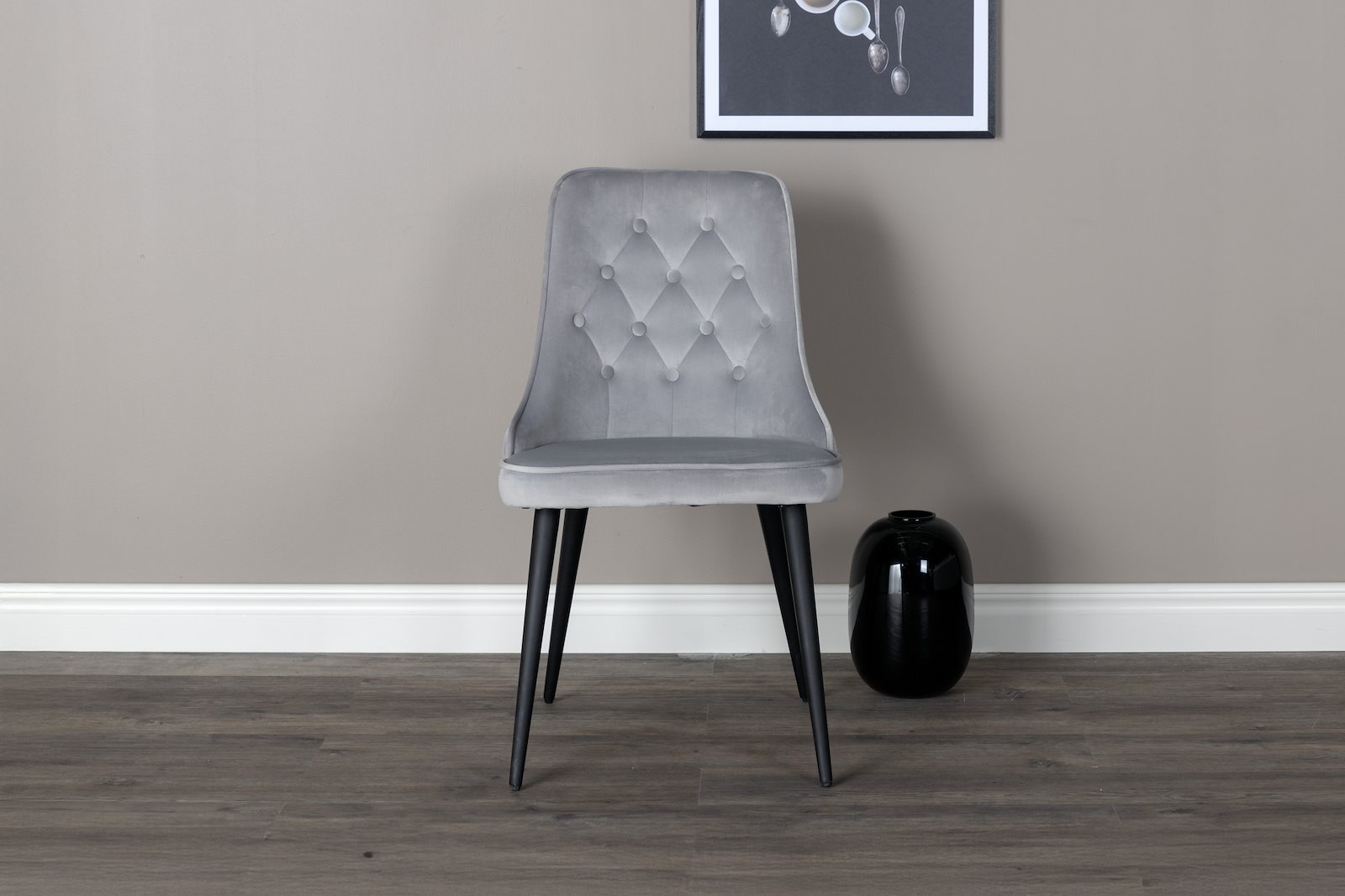 Velvet Deluxe Spisestol. Sett av 2. Sett av 2. Grå fløyelsstoff med knapper og sortlakkerte ben.