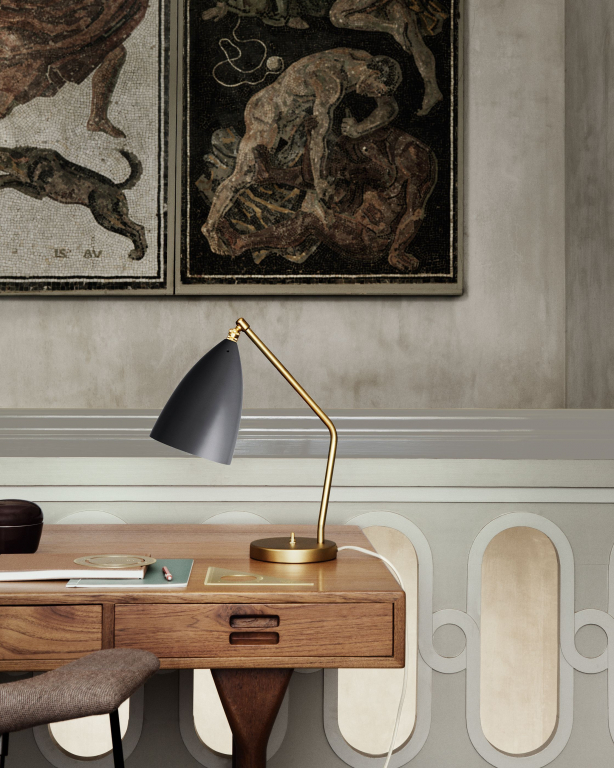 Gubi Gräshoppa bureaulamp messing