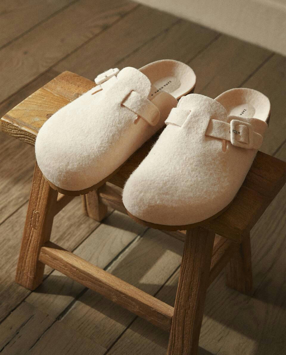 Chinelo Mule de feltro com fivela revestida