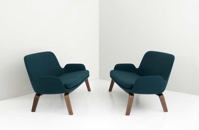 Normann Copenhagen Era Sofa bank met walnoten onderstel tango leather bruin