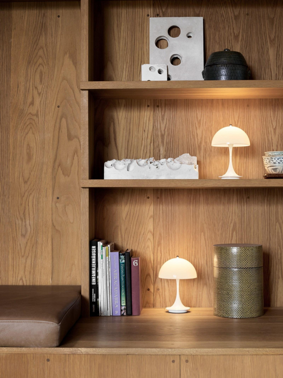 Louis Poulsen Panthella tafellamp V2 Ø16 LED oplaadbaar opaal