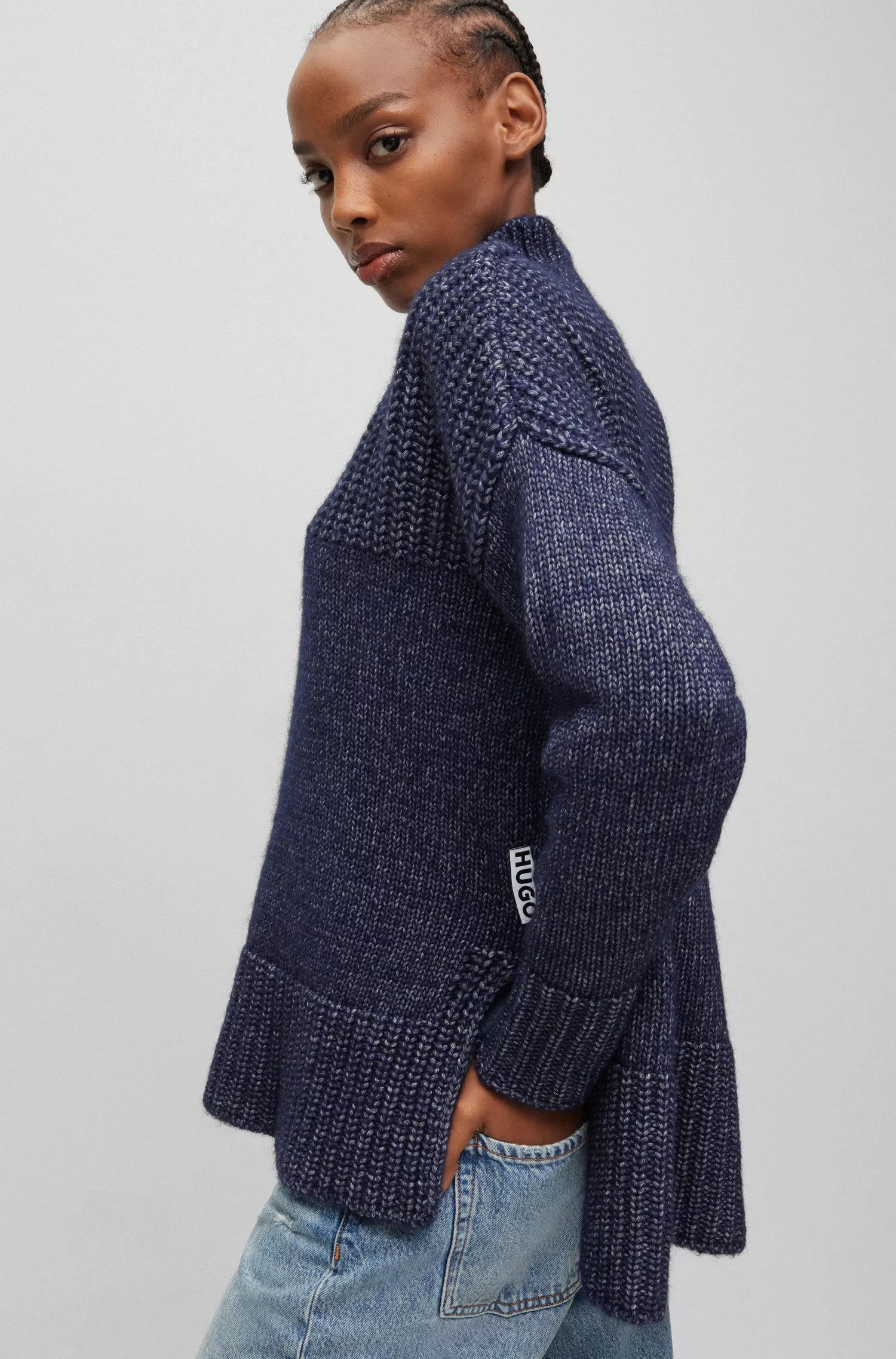 Suéter HUGO vermelho de modelagem oversized com texturas variadas.