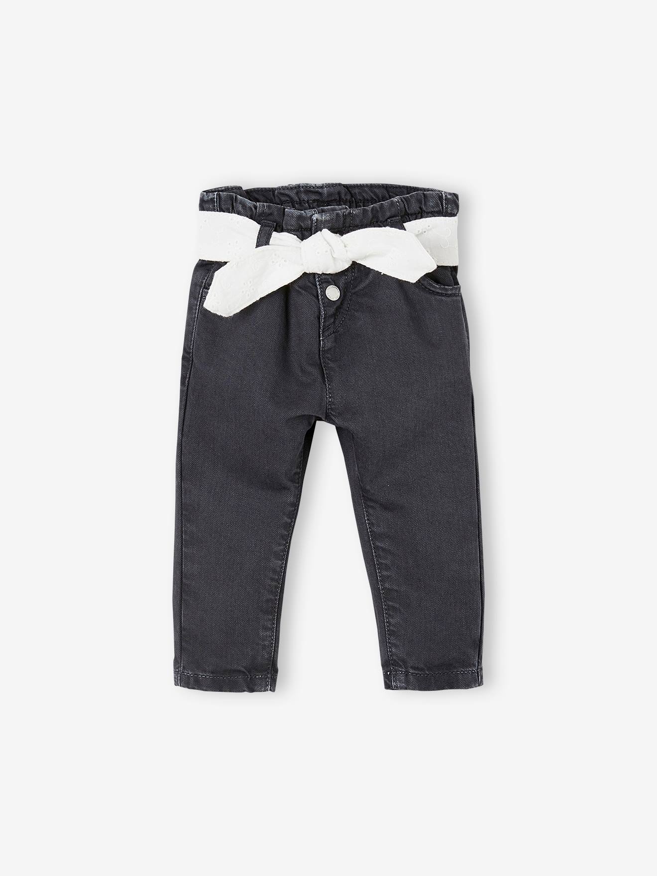 Calça jeans infantil com cinto bordado em inglês, jeans cinza.