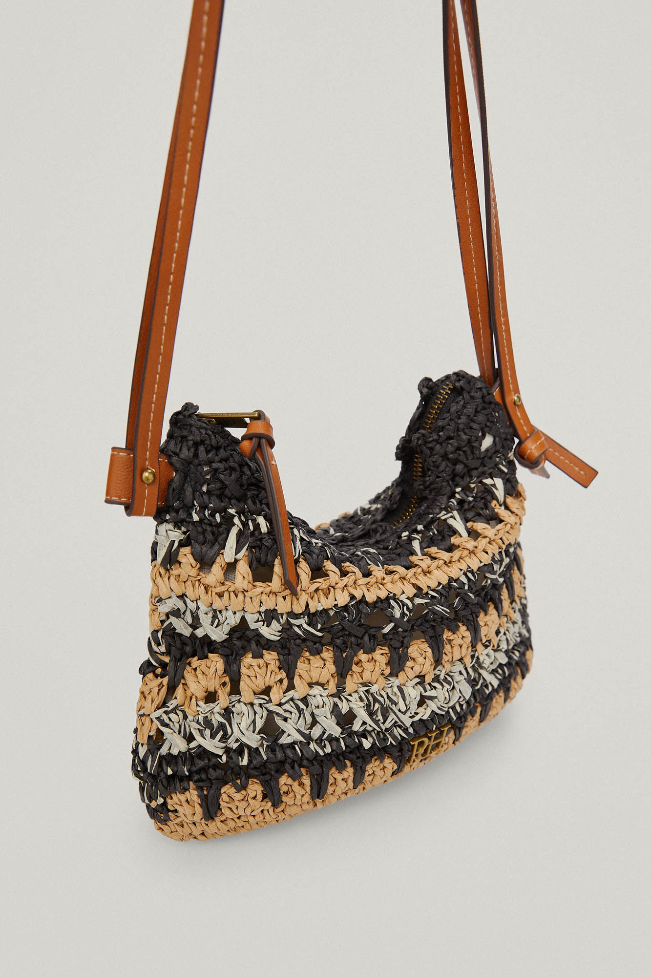 Bolsa meia-lua com alça de ombro em ráfia - Marrom