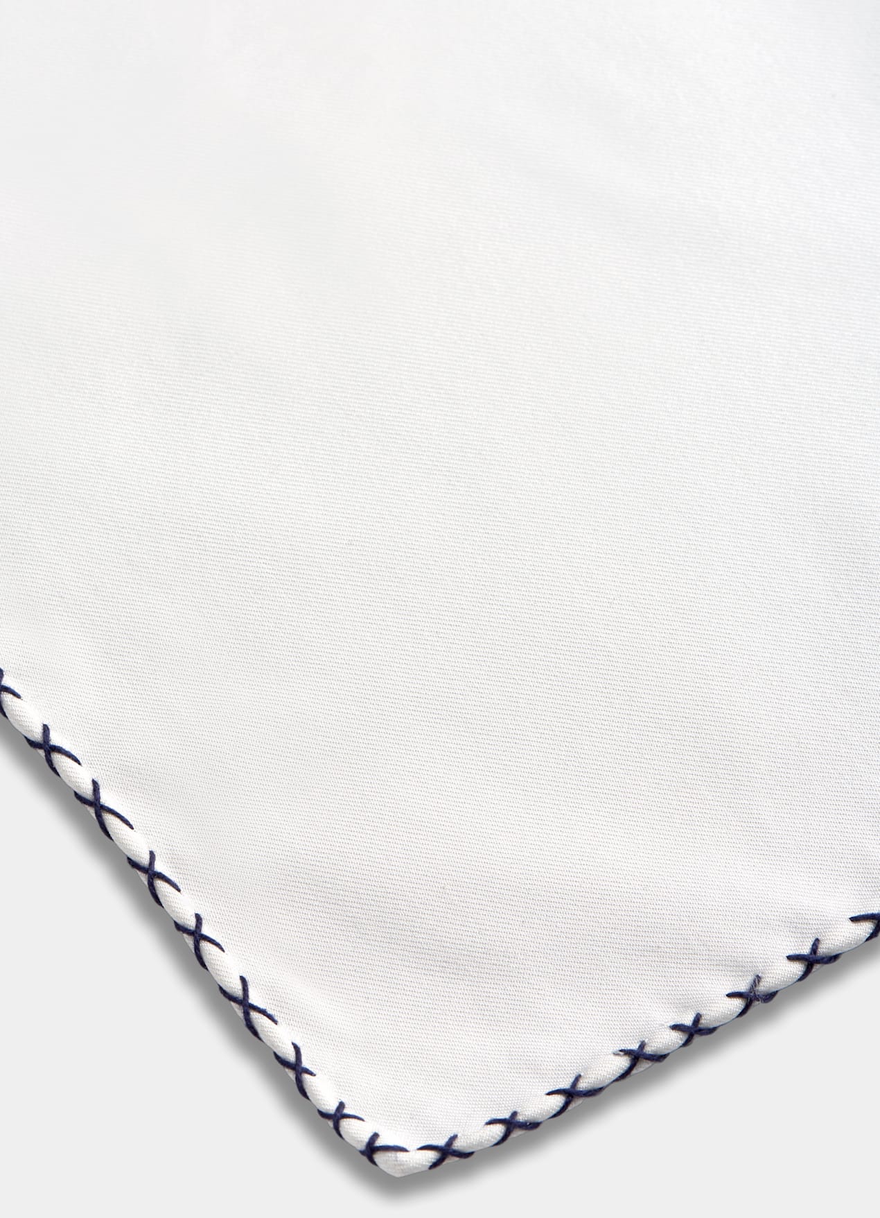 Pochette avec piqûre blanche sur les bordures