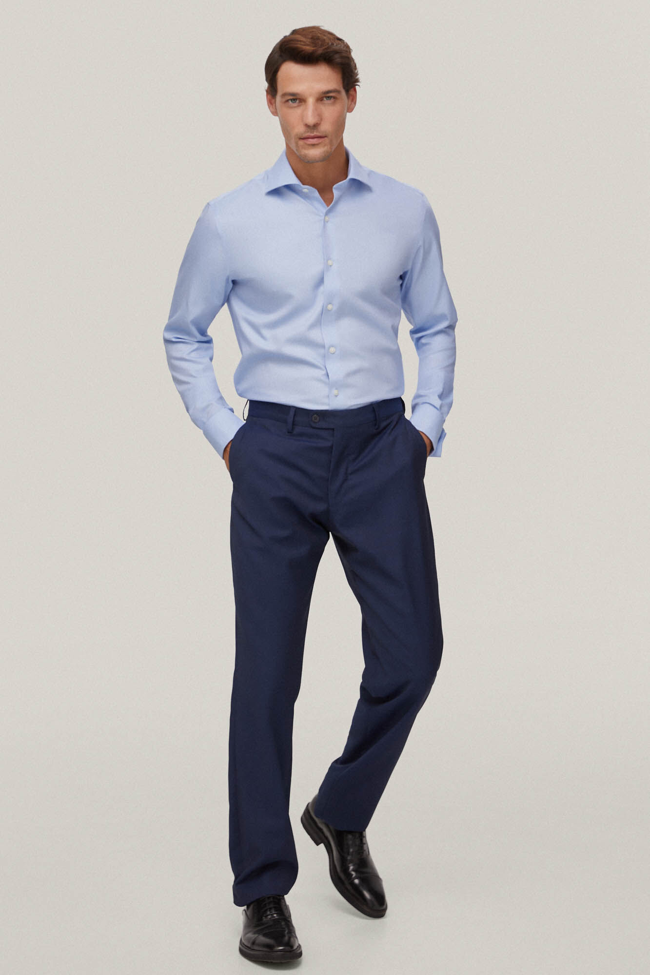 Camisa social Twin, estrutura lisa, não precisa passar e é resistente a manchas - Azul