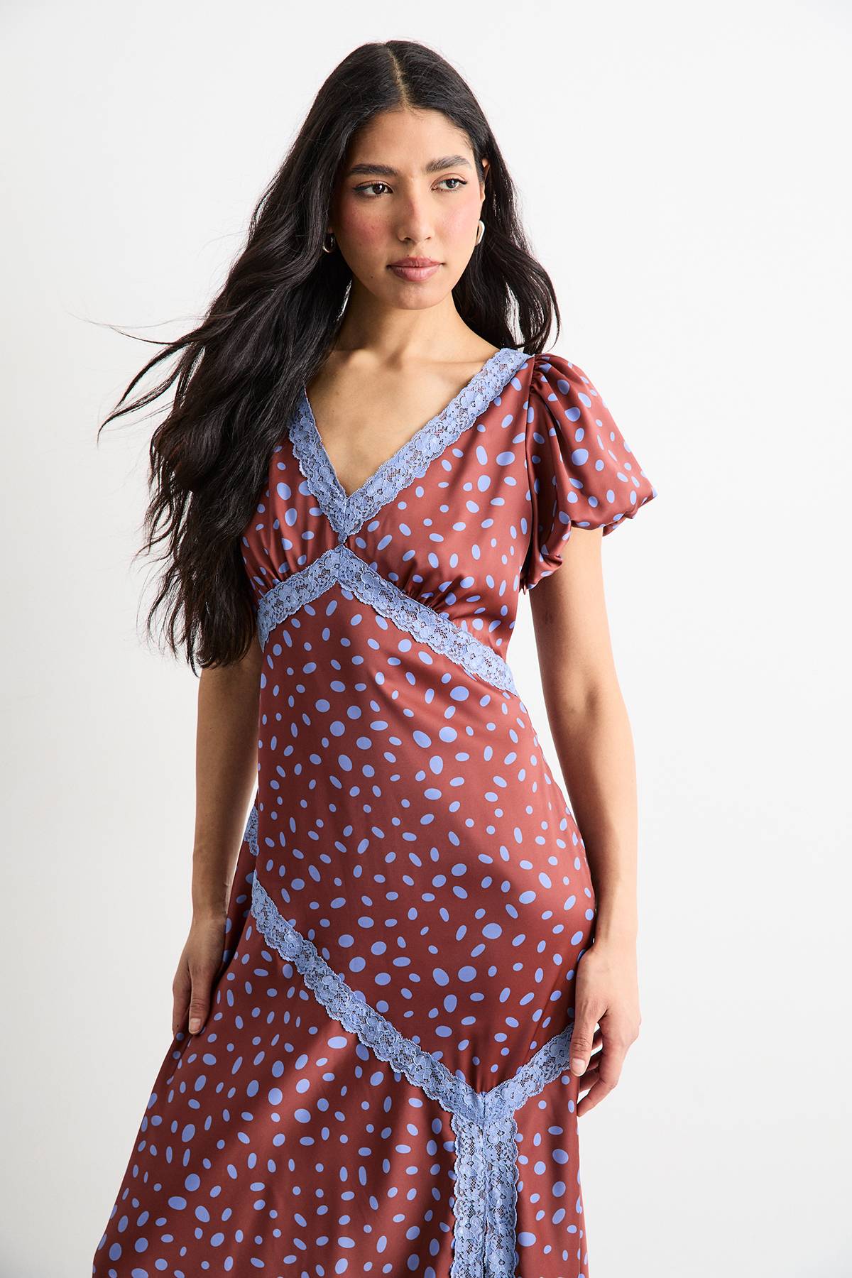 Warehouse Robe Midi à Pois avec Manches Bouffantes et Finitions Dentelle avec Fente