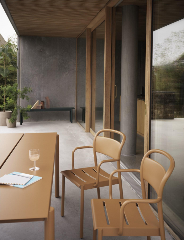 Muuto Linear steel tuinstoel met armleuning Dark Green