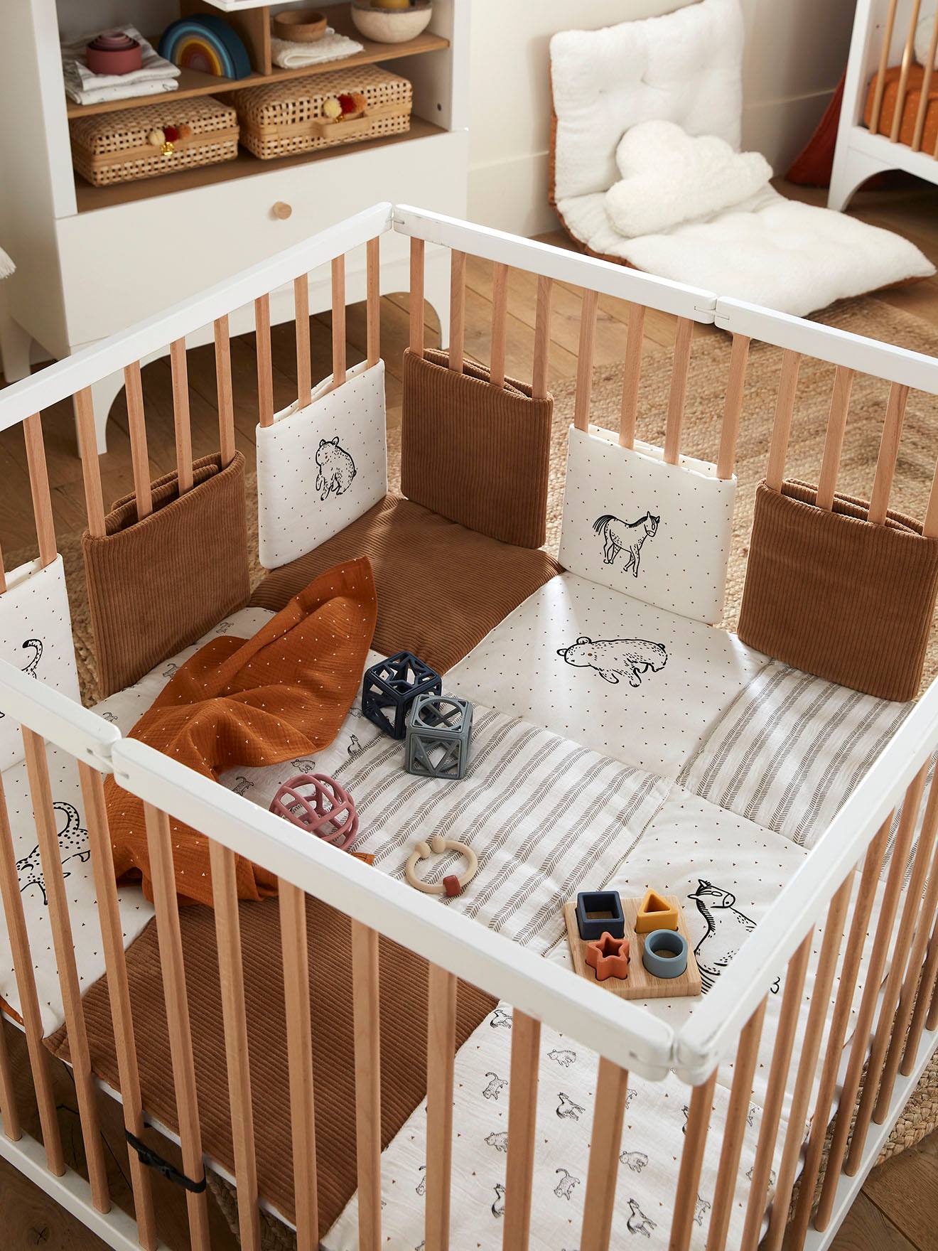 Pequena colcha de retalhos Nomad, lisa em tom castanho médio com motivos.