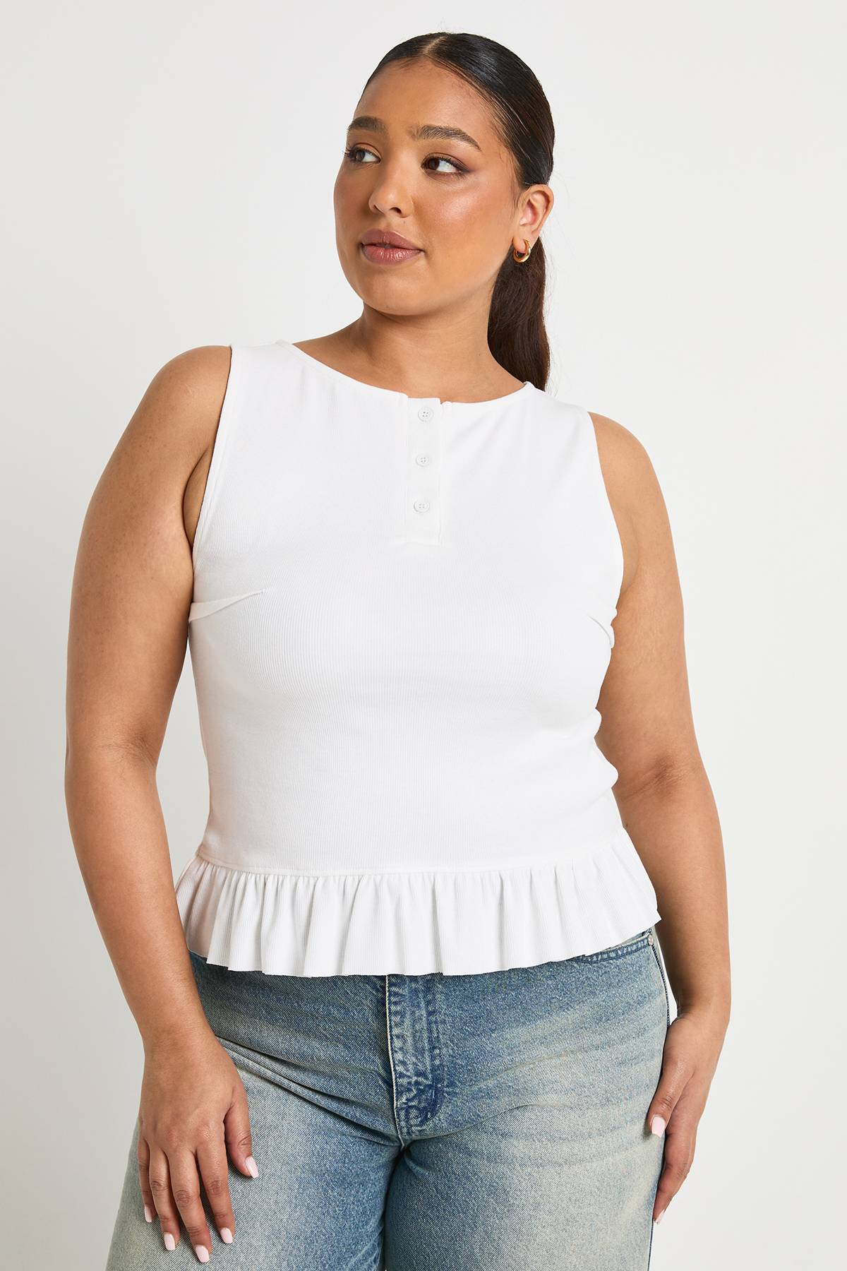 boohoo Haut Plus à boutons sur le devant et ourlet à volants