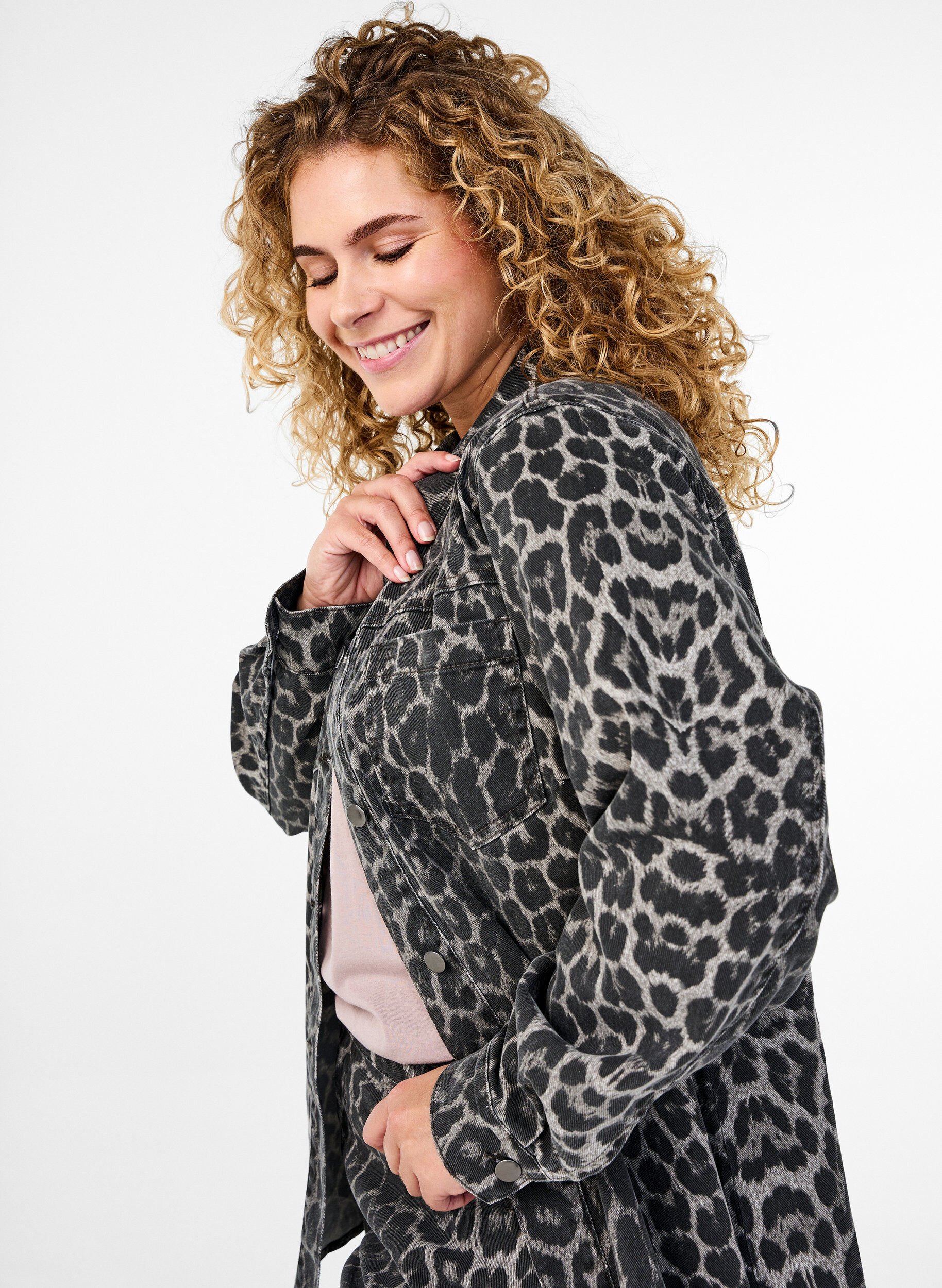 Denimskjorte i leopardprint med knapper