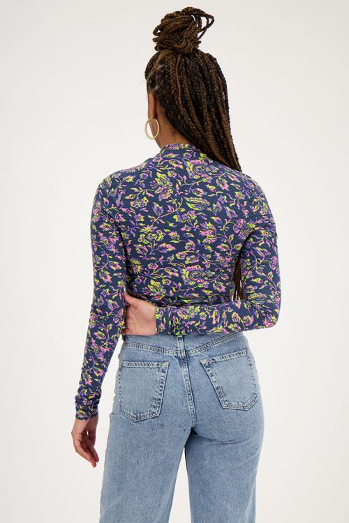 Donkerblauwe top met col en paisley print