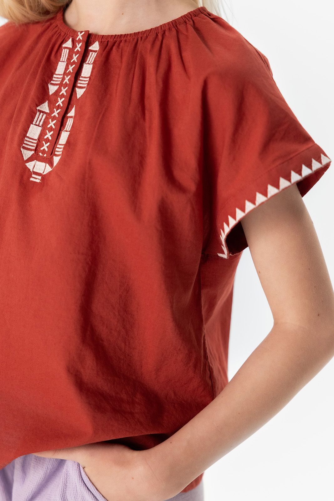 Donkerrode blouse met embroidery