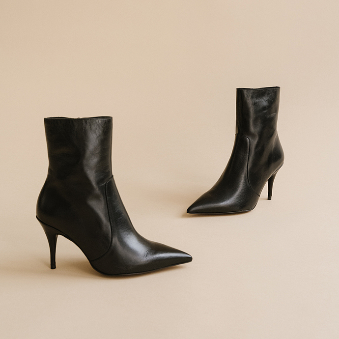 Bottines à talons et bouts pointus  en cuir vielli noir