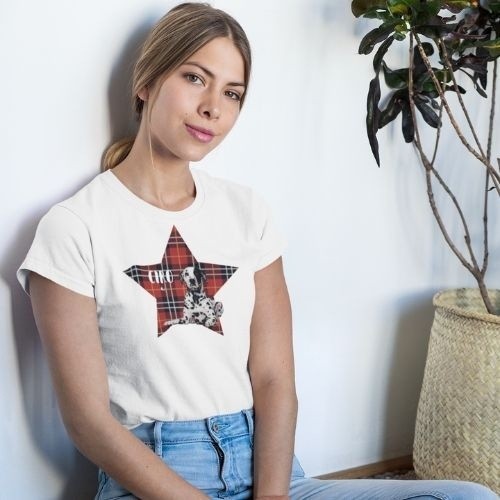 Camiseta feminina branca com estampa xadrez de estrelas personalizável.