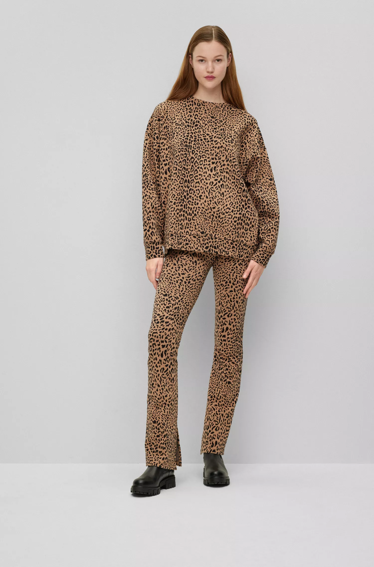 Moletom HUGO vermelho de modelagem oversized com estampa de leopardo em jacquard.