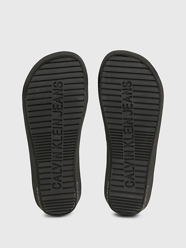 Chinelo de dedo com plataforma e salto anabela de cetim