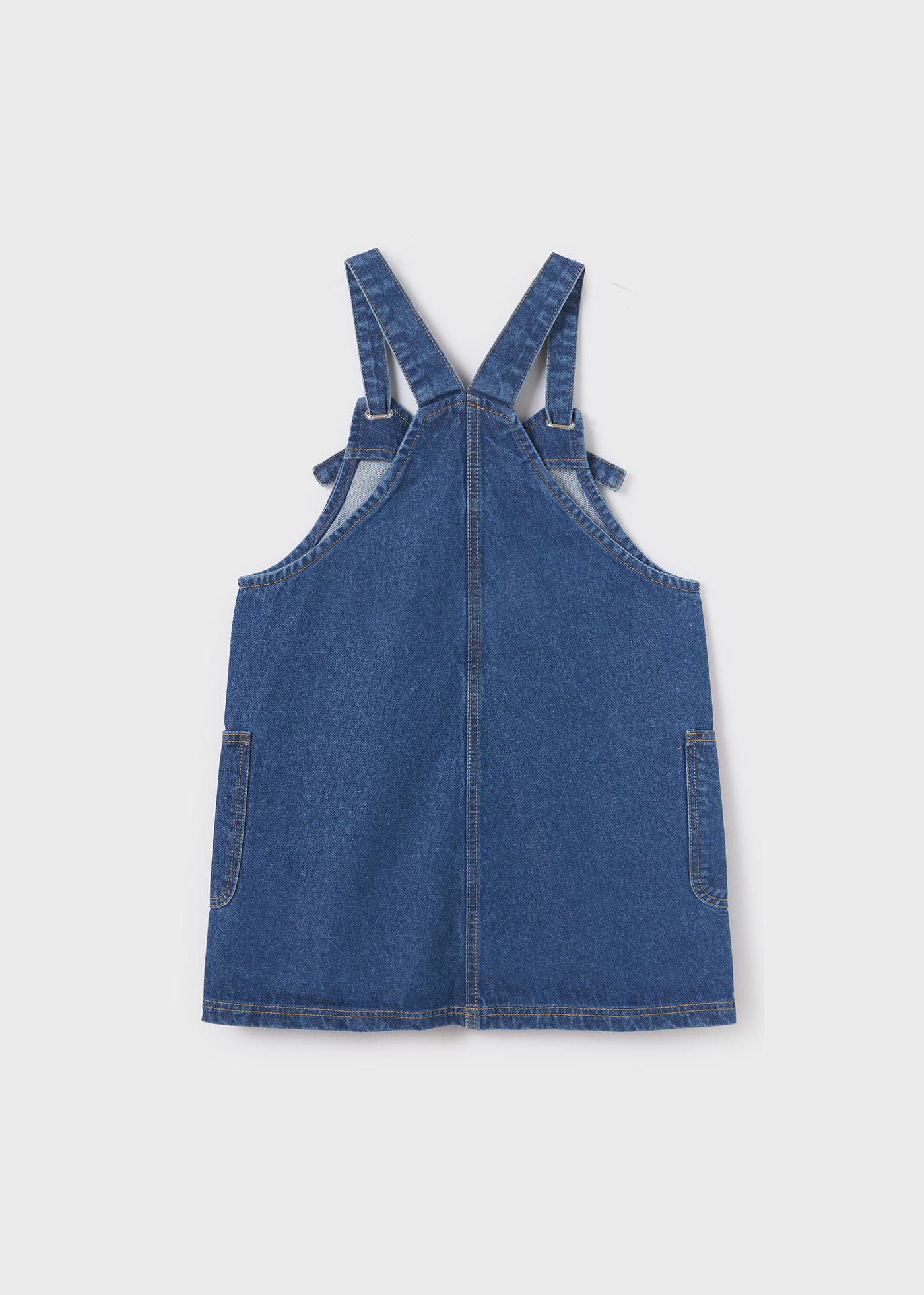 Vestido avental de algodão sustentável com denim para meninas