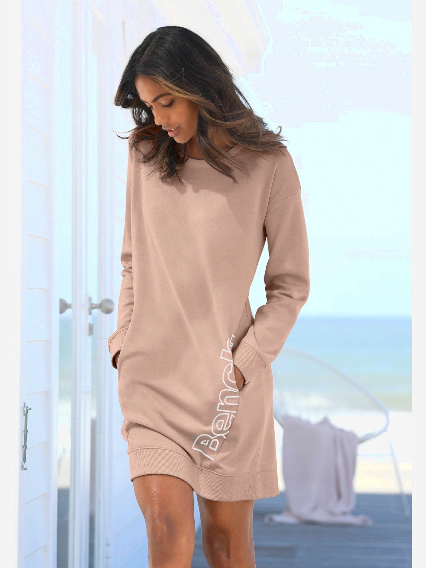 Robe en matière sweat robe d'intérieur sportive avec grand imprimé logo