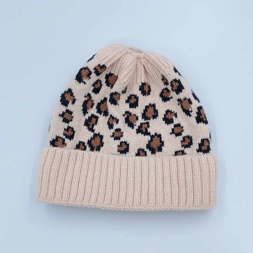 Damen Strickmütze mit Zopfloch Winter Mütze für Pferdeschwanz   Zöpfe (One Size) - Leo / Beige
