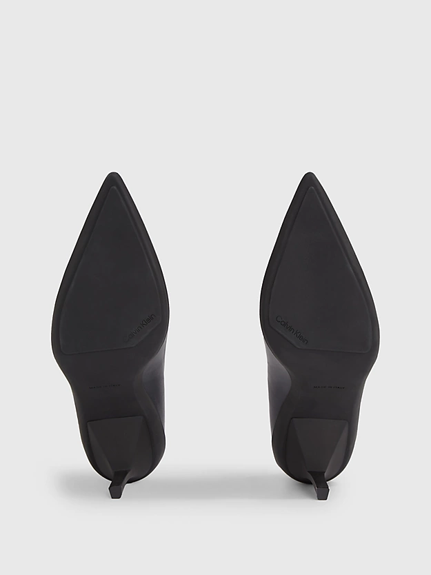 Sapatos de couro com salto agulha