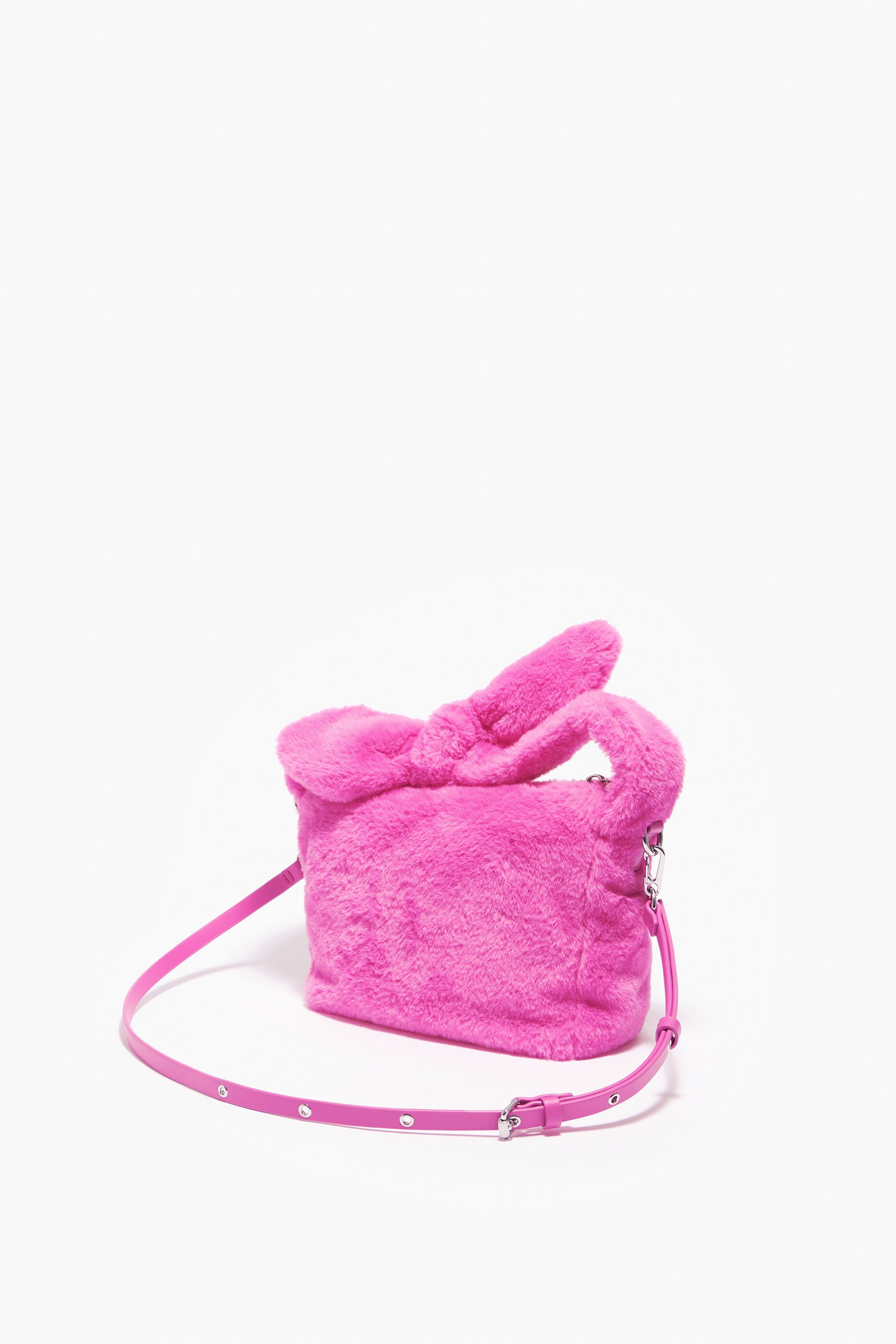 Bolsa hobo tamanho P com forro de pele rosa.