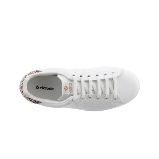Tênis Victoria Tennis em couro branco com calcanhar brilhante e logotipo recortado.