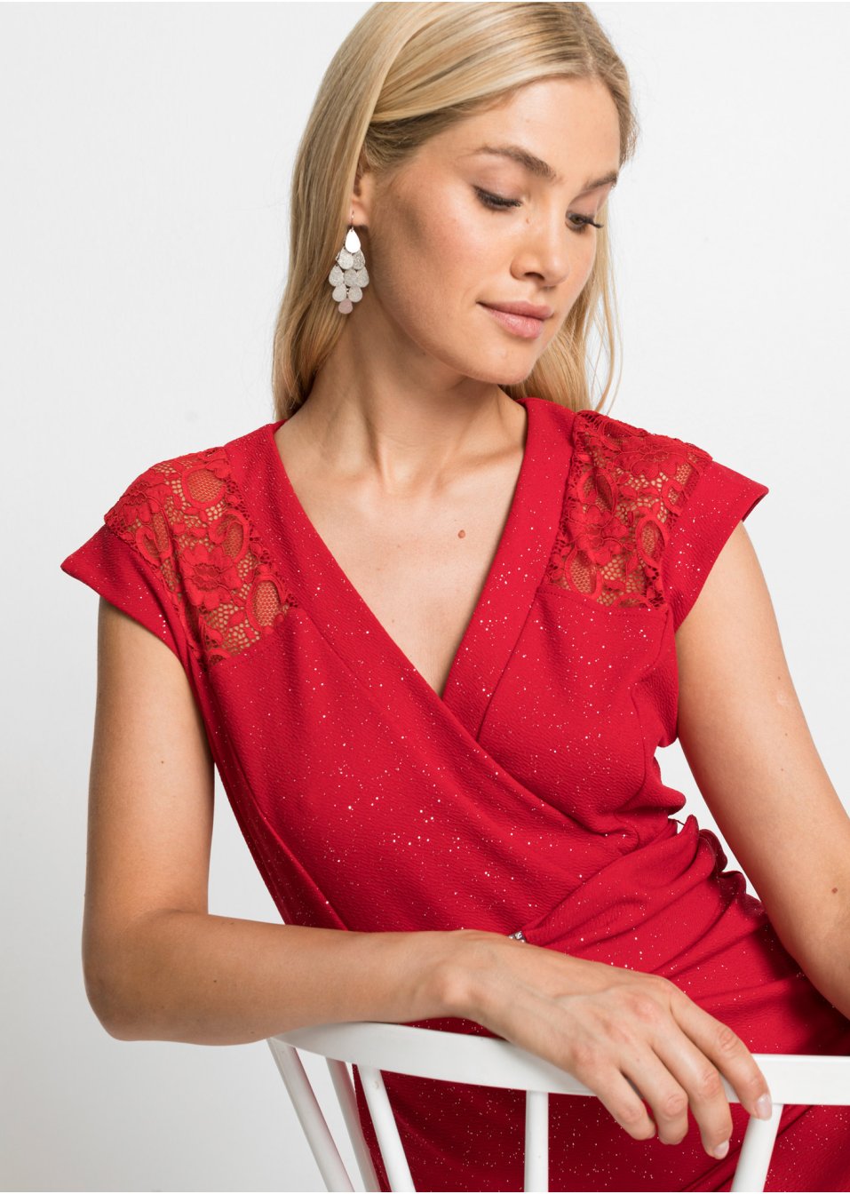 Robe brillante avec empiècement en dentelle