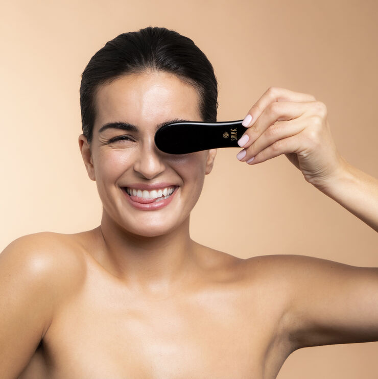 SMUK skincare Obsidian Gua Sha