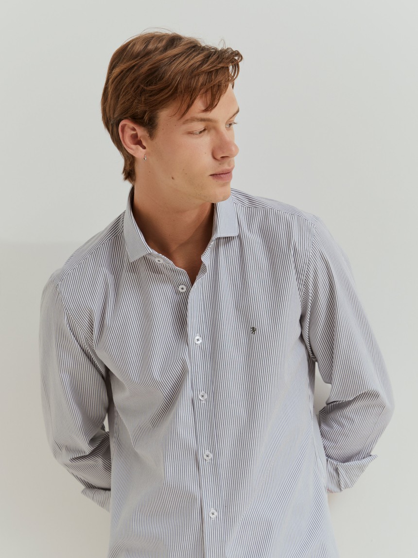 Camisa slim fit de algodão às riscas