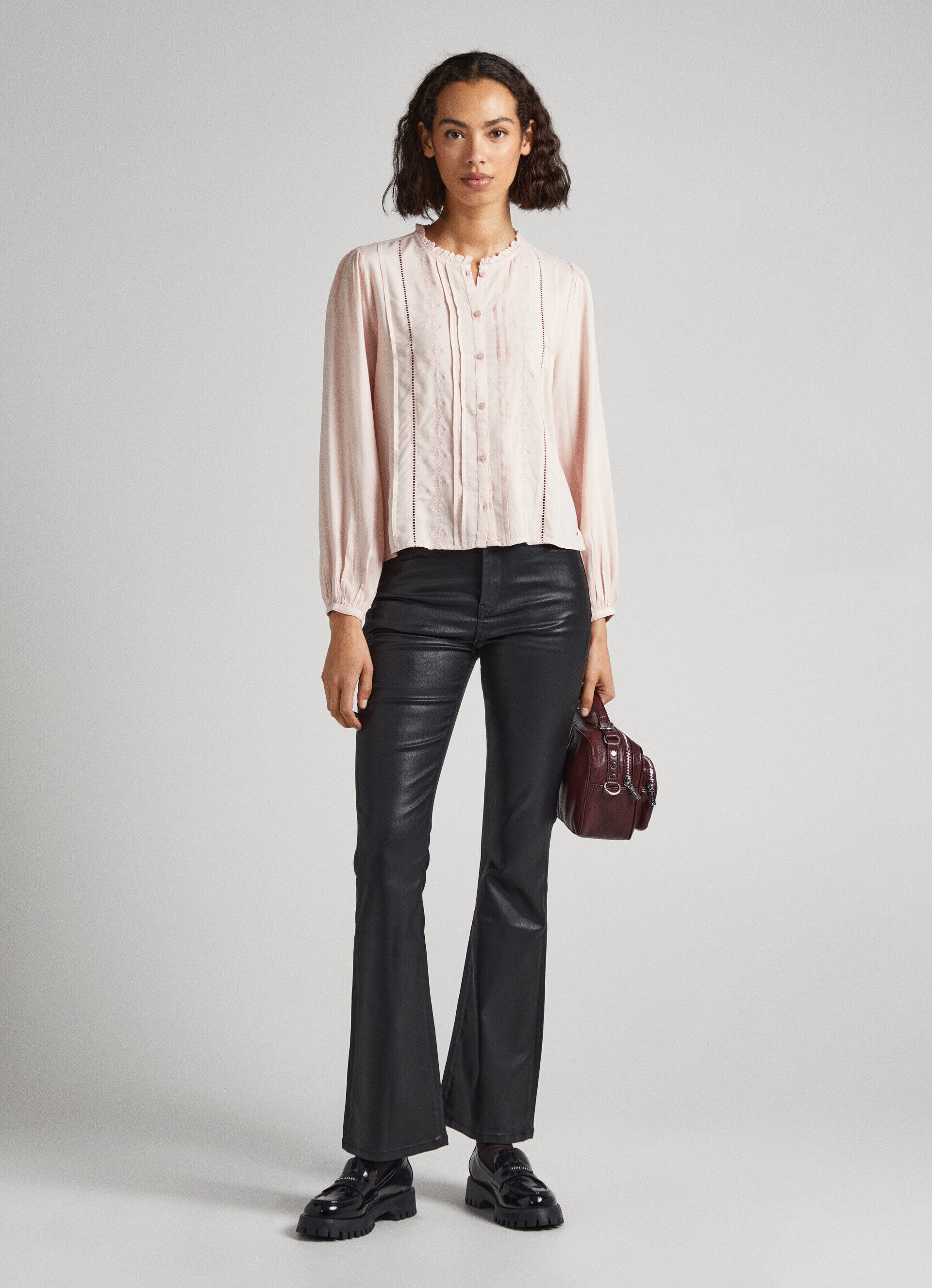 Blusa bordada com corte romântico - rosa acinzentado