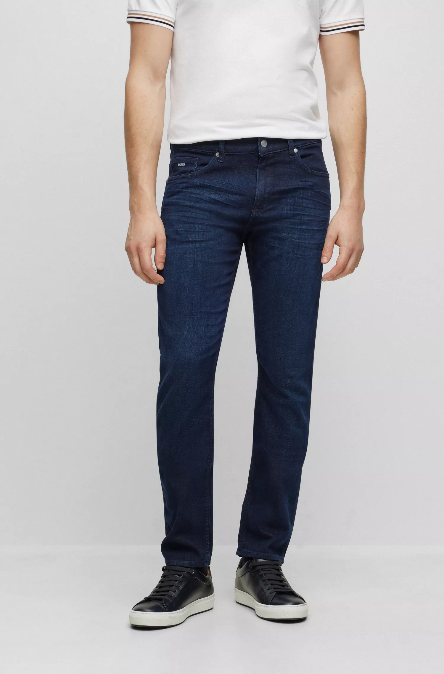 Calça jeans BOSS preta, corte slim, em denim italiano supermacio azul-escuro.