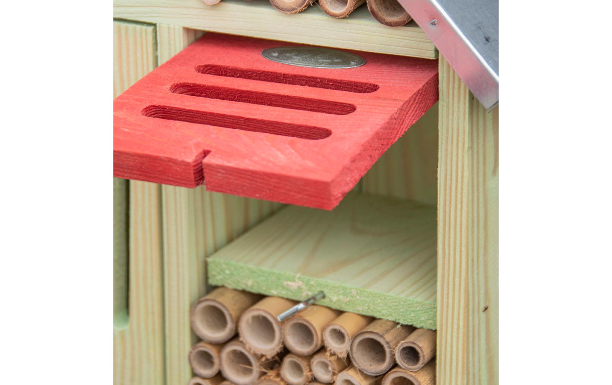 Insektenhotel LInsektenhaus auf Kiefernholz