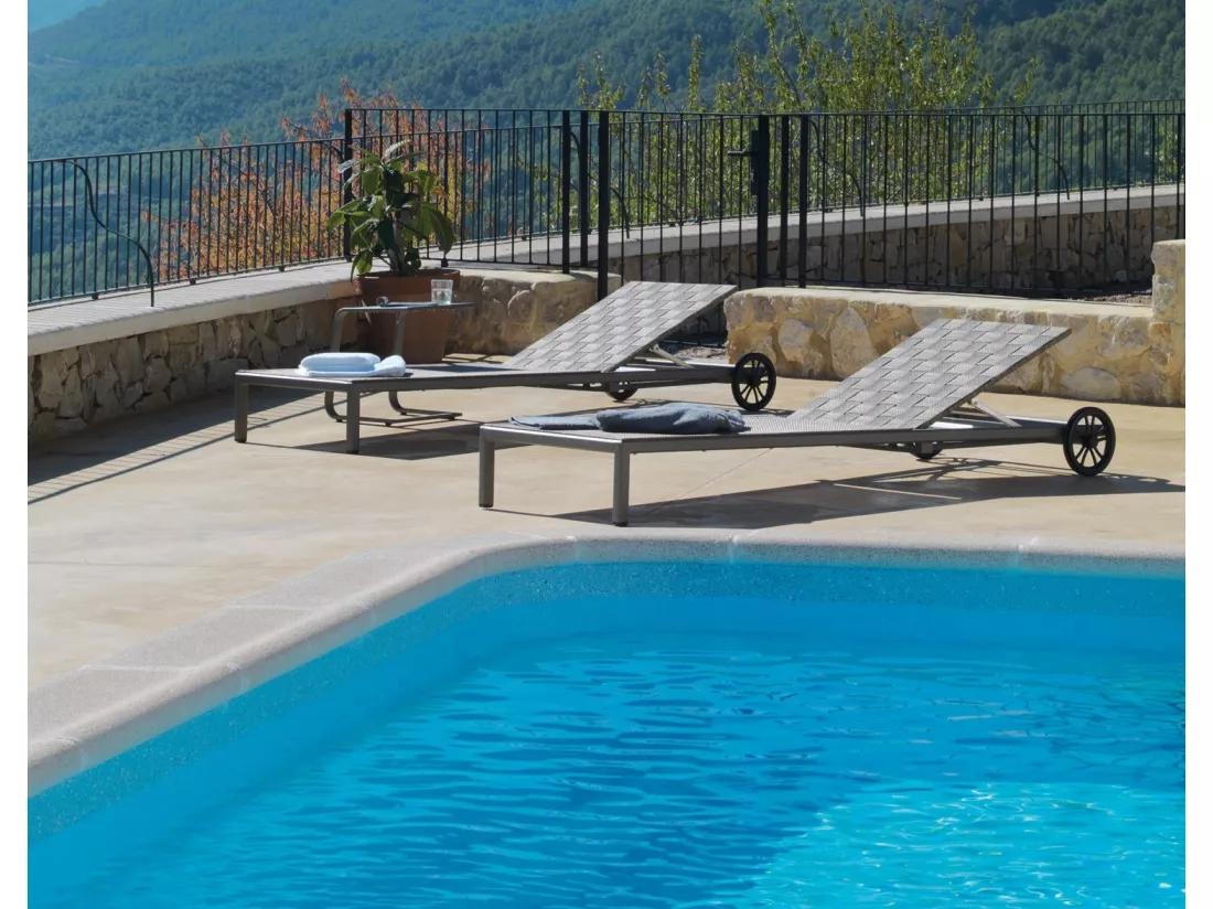 Chaise longue en aluminium taupe et fibre Fifertex avec coussin noir