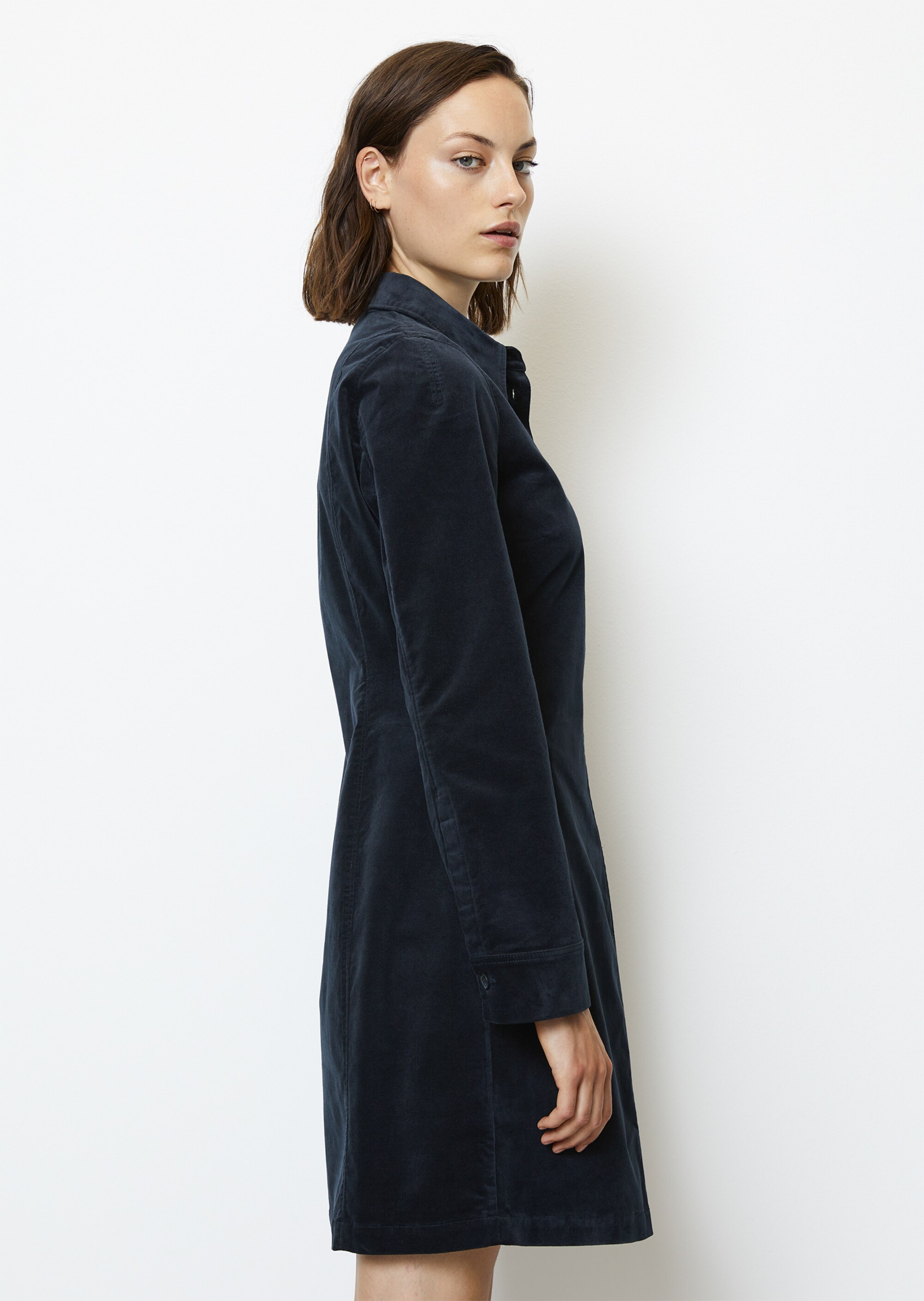 Kurzes Hemdblusenkleid straightaus stretchigem Samt