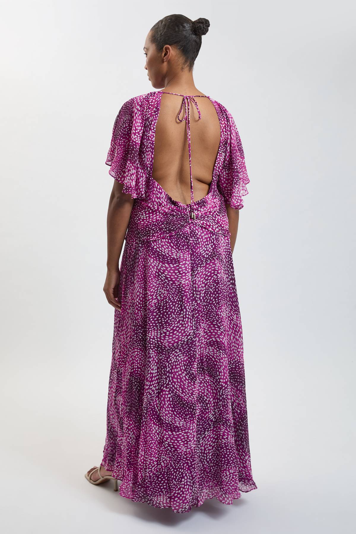 KarenMillen Robe Longue Grande Taille En Georgette De Viscose Imprimé À Pois Avec Manches Cape Et Volants